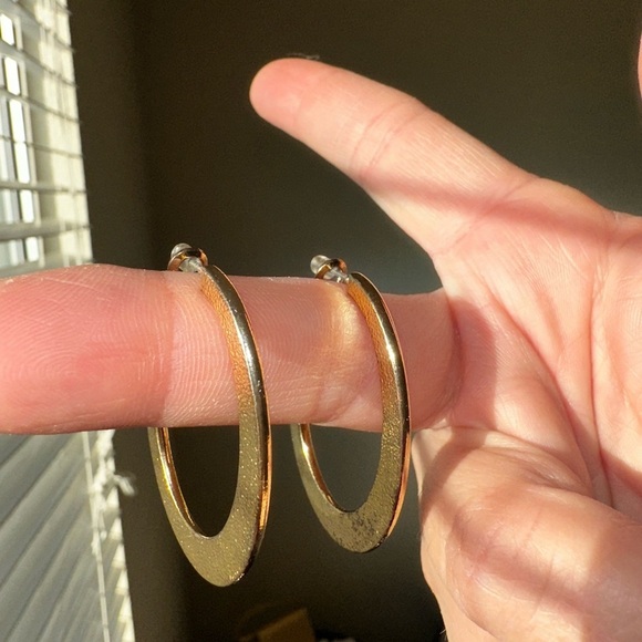 Textured gold hoops - Picture 3 of 4